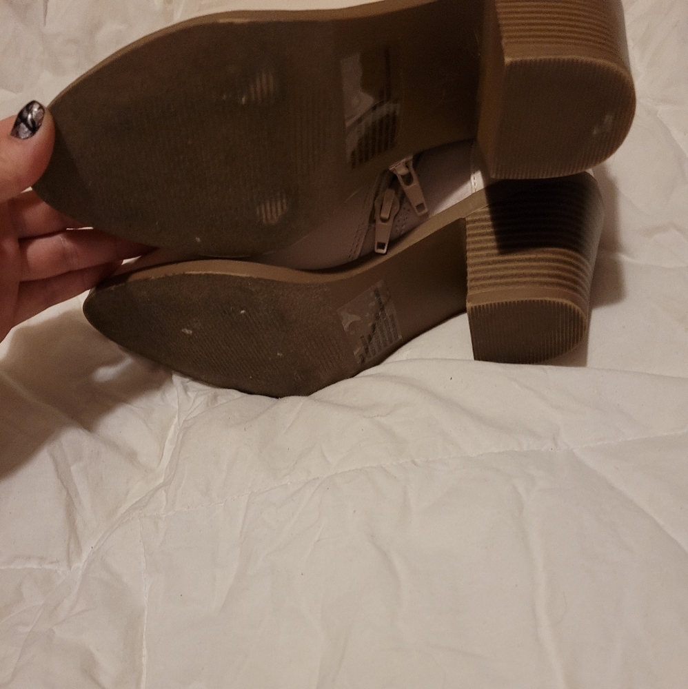 Small heeled boota - Picture 2 of 3